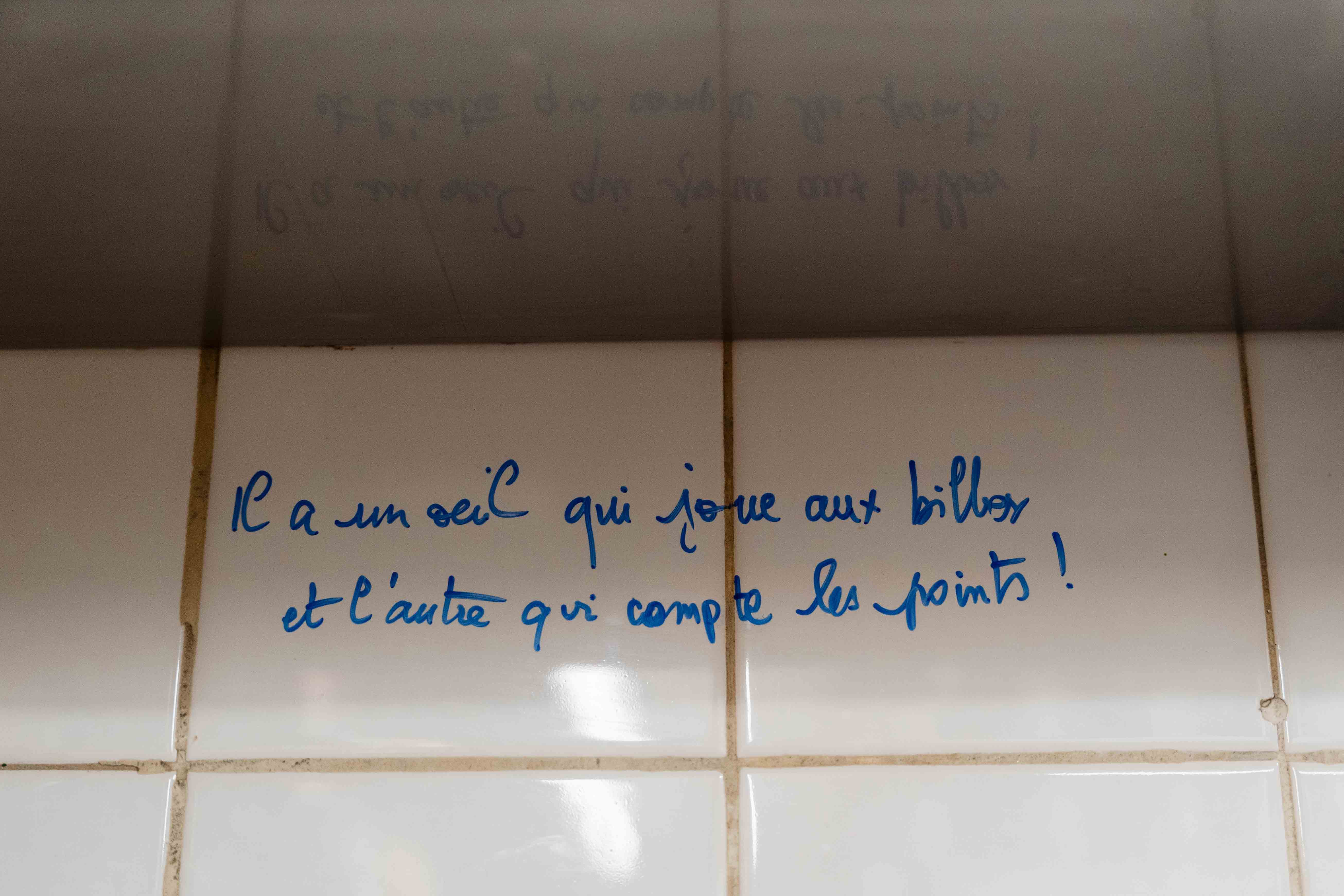 Sur le carrelage de la cuisine, au feutre : « Il a un œil qui joue aux billes et l'autre qui compte les points ! »