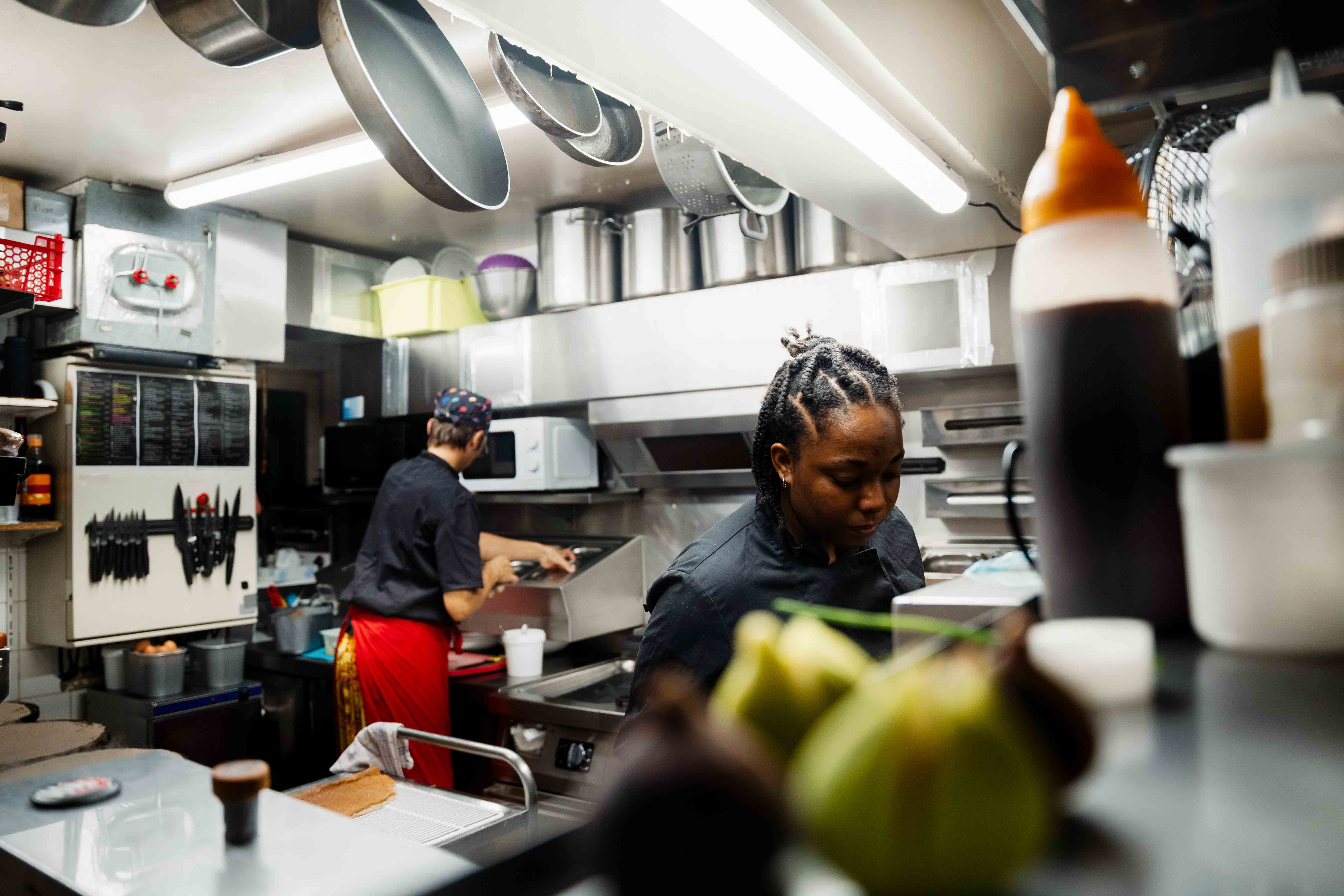 L'équipe en cuisine à la Crêperie du Port pendant le service