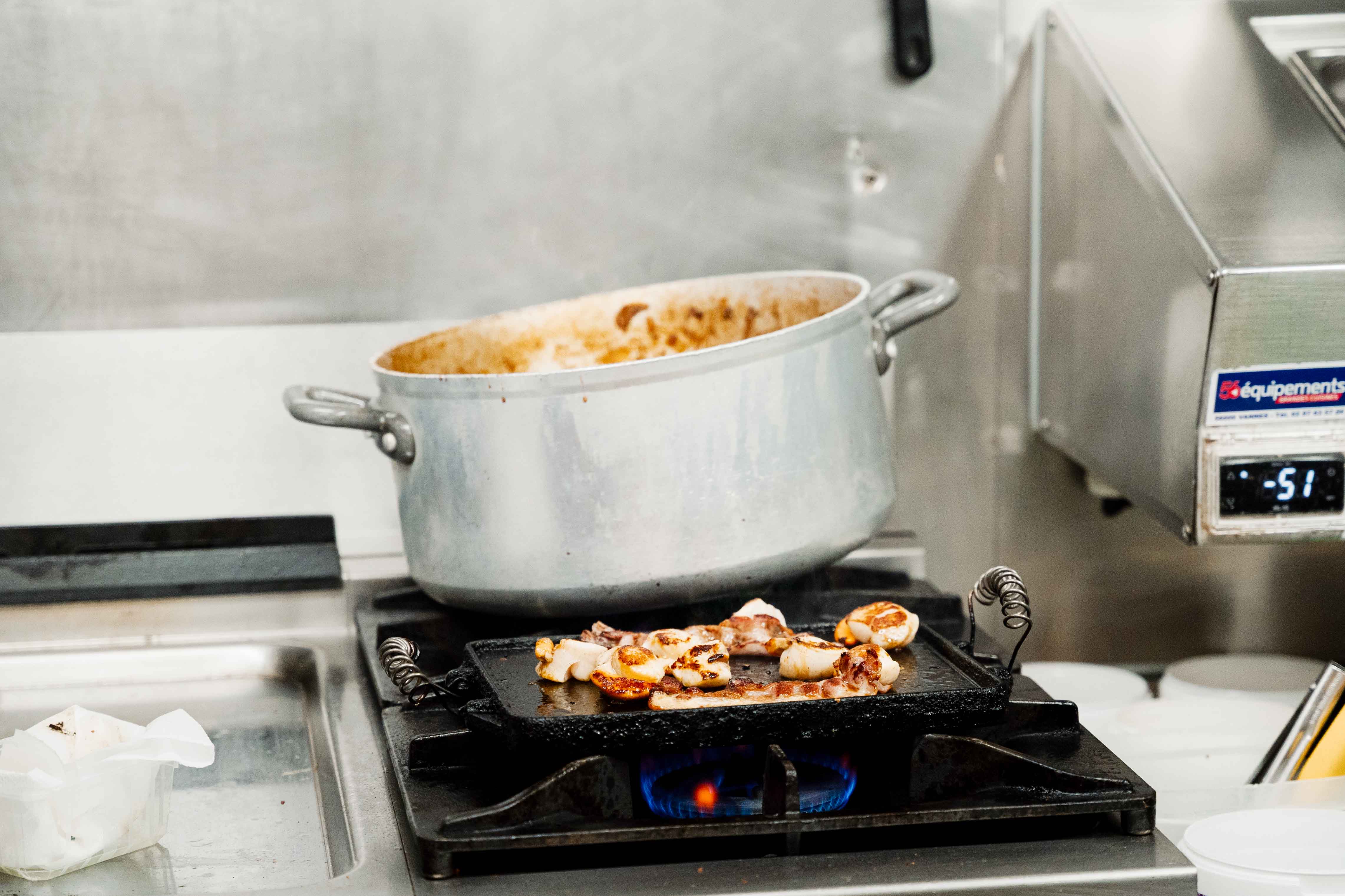 Saint-Jacques et lard saisis sur la plaque en cuisine