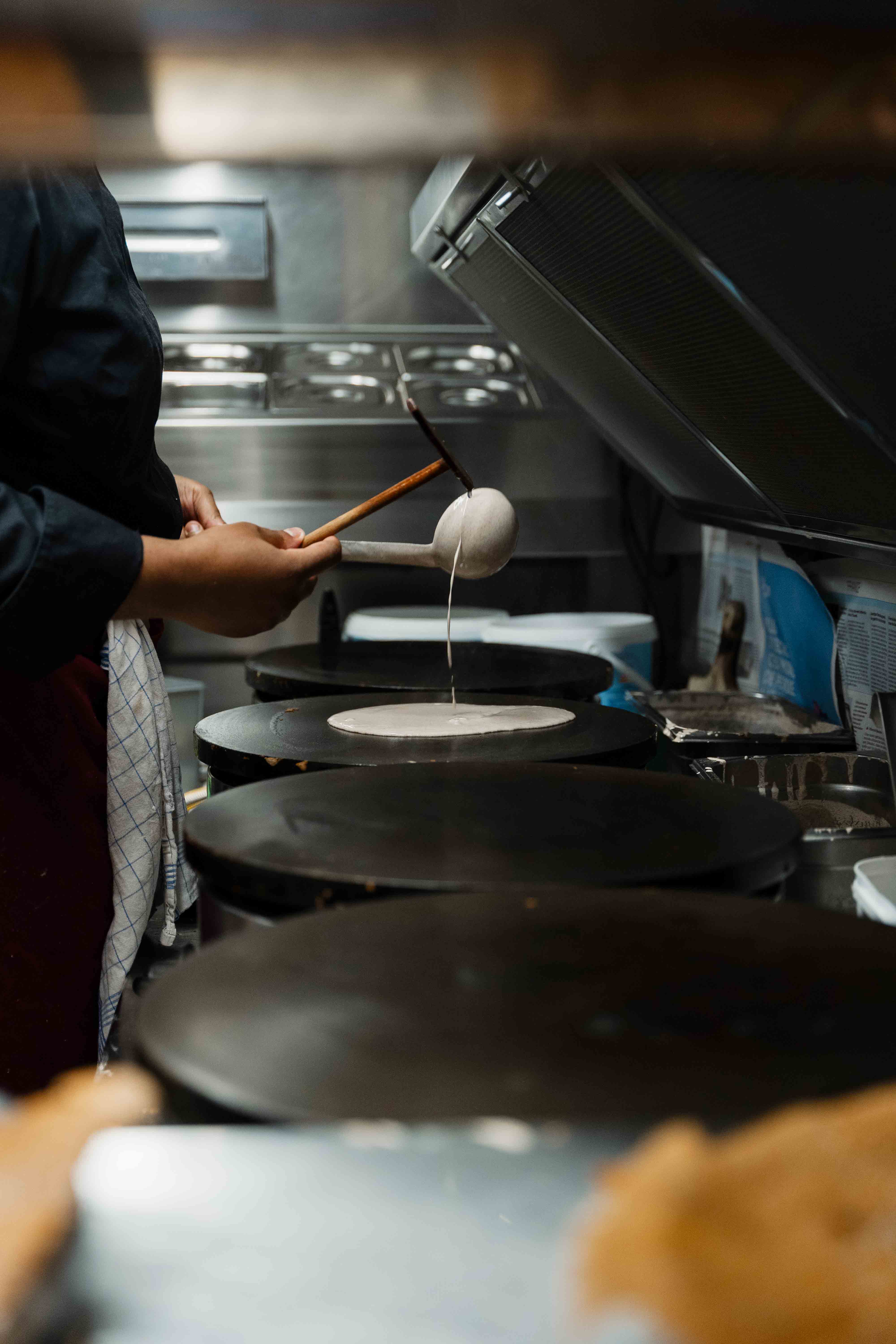 La pâte à galette versée sur le billig à la Crêperie du Port