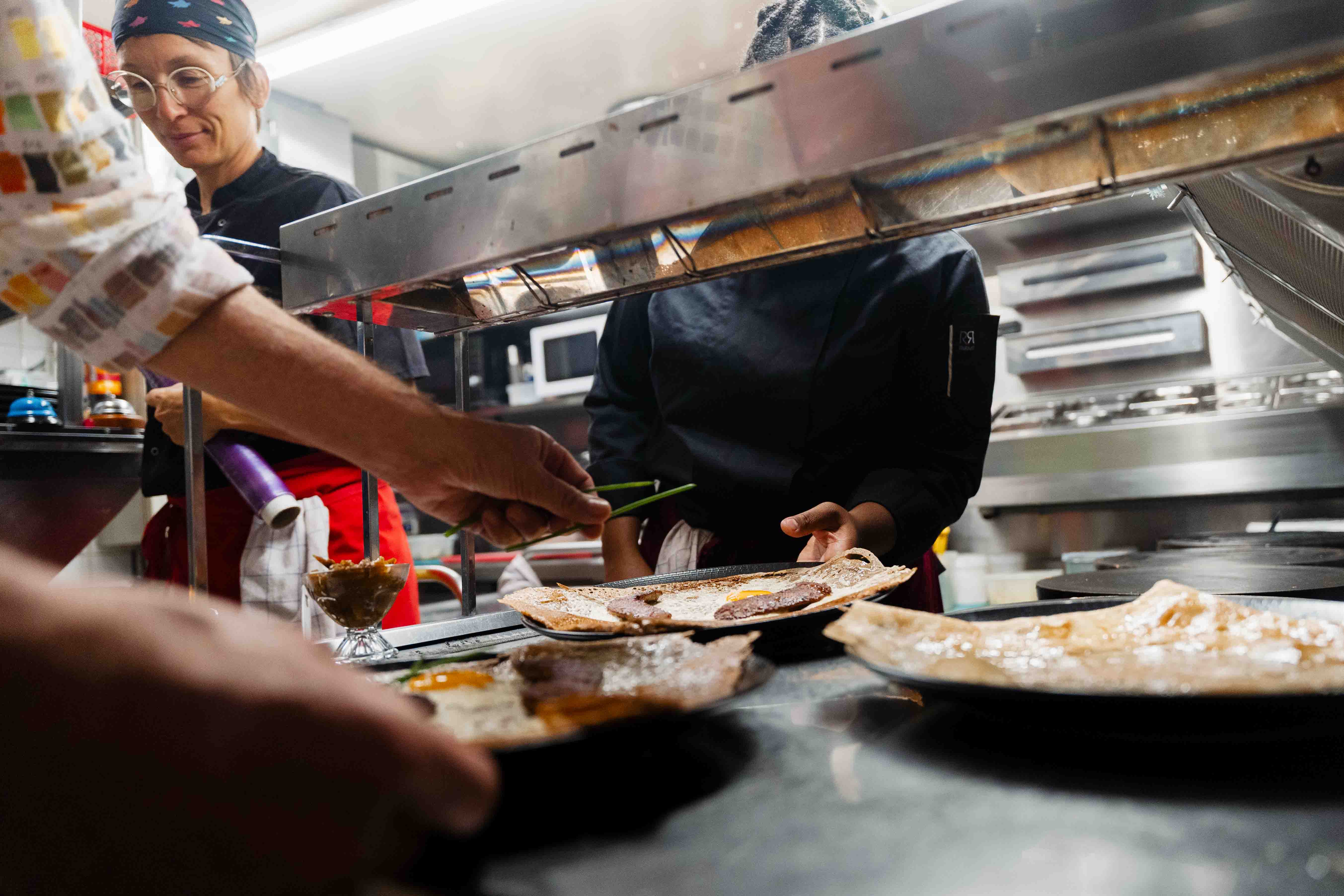 Le passe de la Crêperie du Port : on ajoute la ciboulette sur les galettes avant de servir