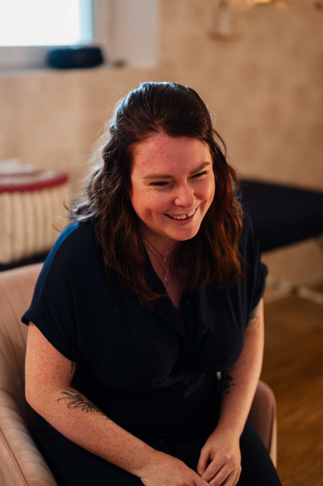 Anne-Laure Evrard rit, assise dans son cabinet Graines de Lys