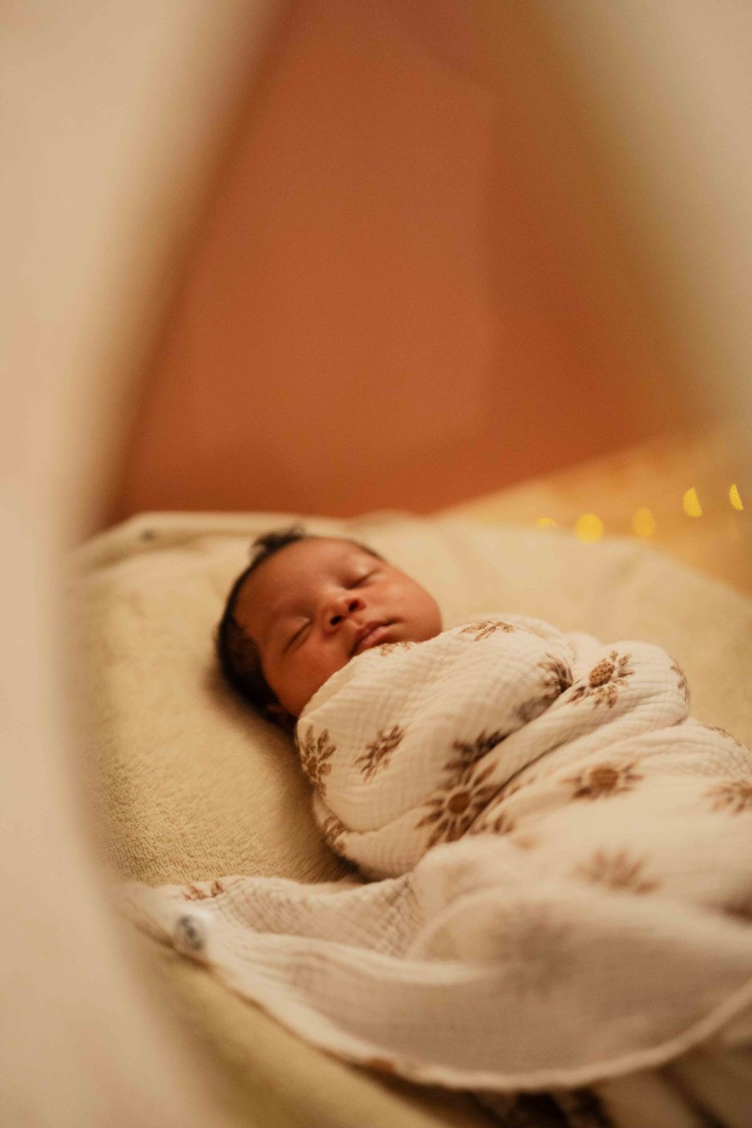 Bébé endormi dans son lange après le bain