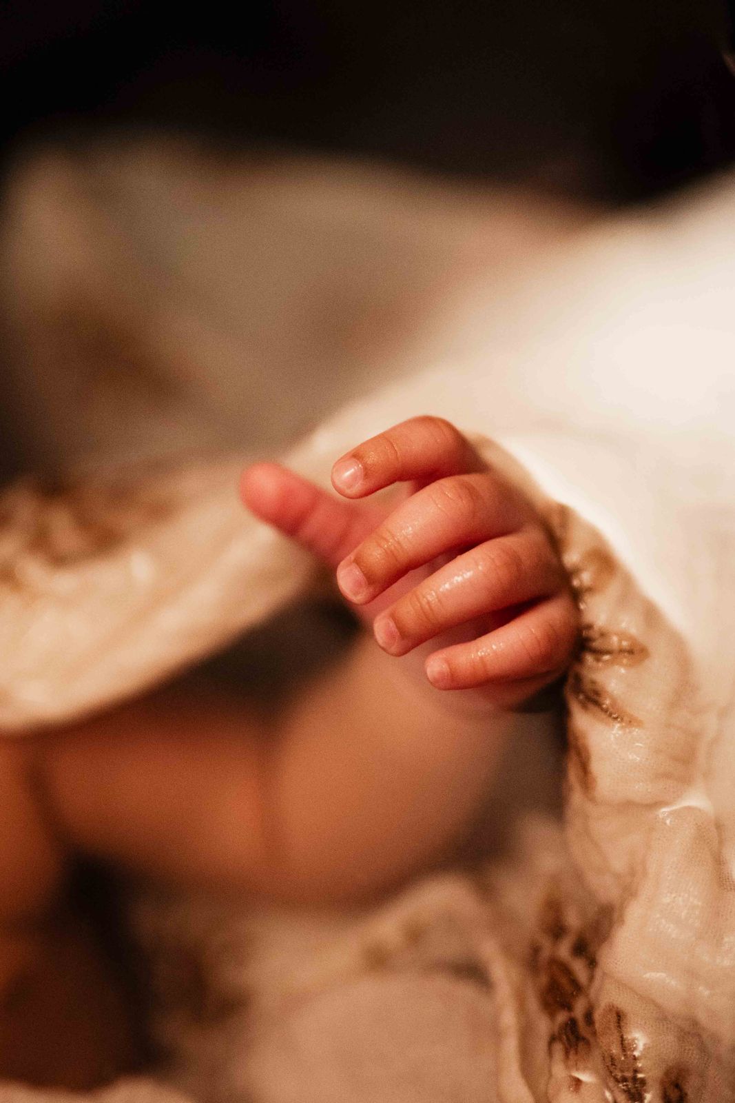 Petite main de bébé qui sort du lange après le bain