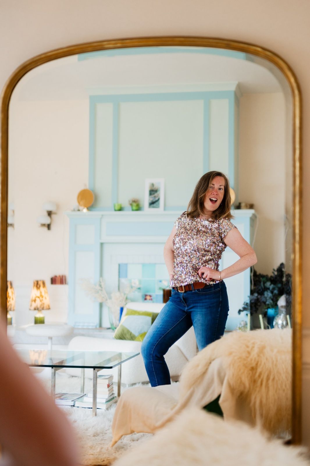 Audrey en haut à paillettes prend la pose dans un grand miroir doré
