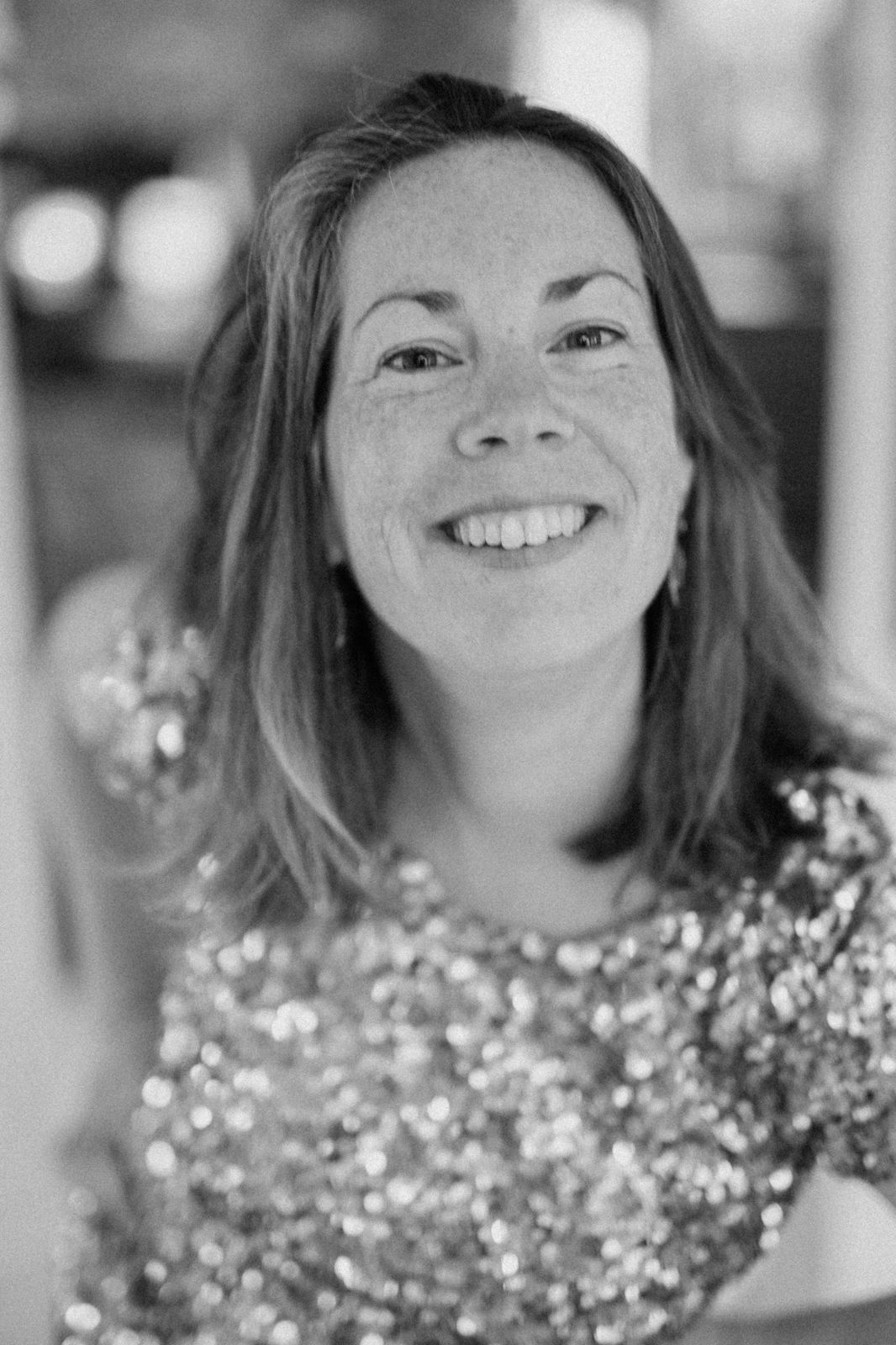 Portrait en noir et blanc d'Audrey qui sourit, haut à paillettes