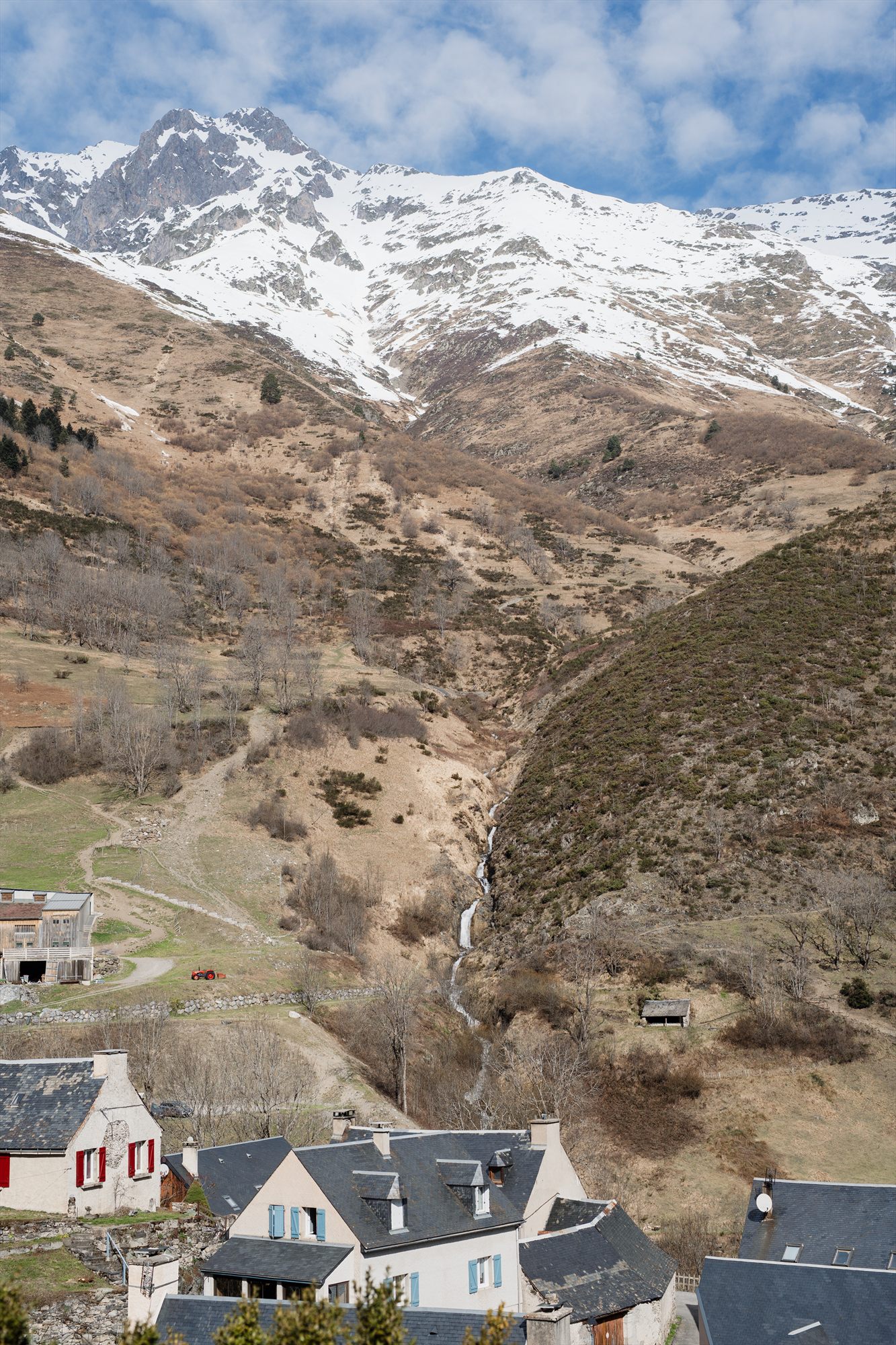 Montagne enneigée des Pyrénées au-dessus d'un village